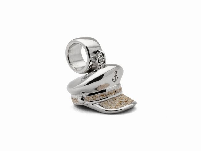 Charm in Form einer Kapitänsmütze aus Sterling Silber mit Strandsand-Details und Anker-Symbol, ideal für maritime Schmuckliebhaber.