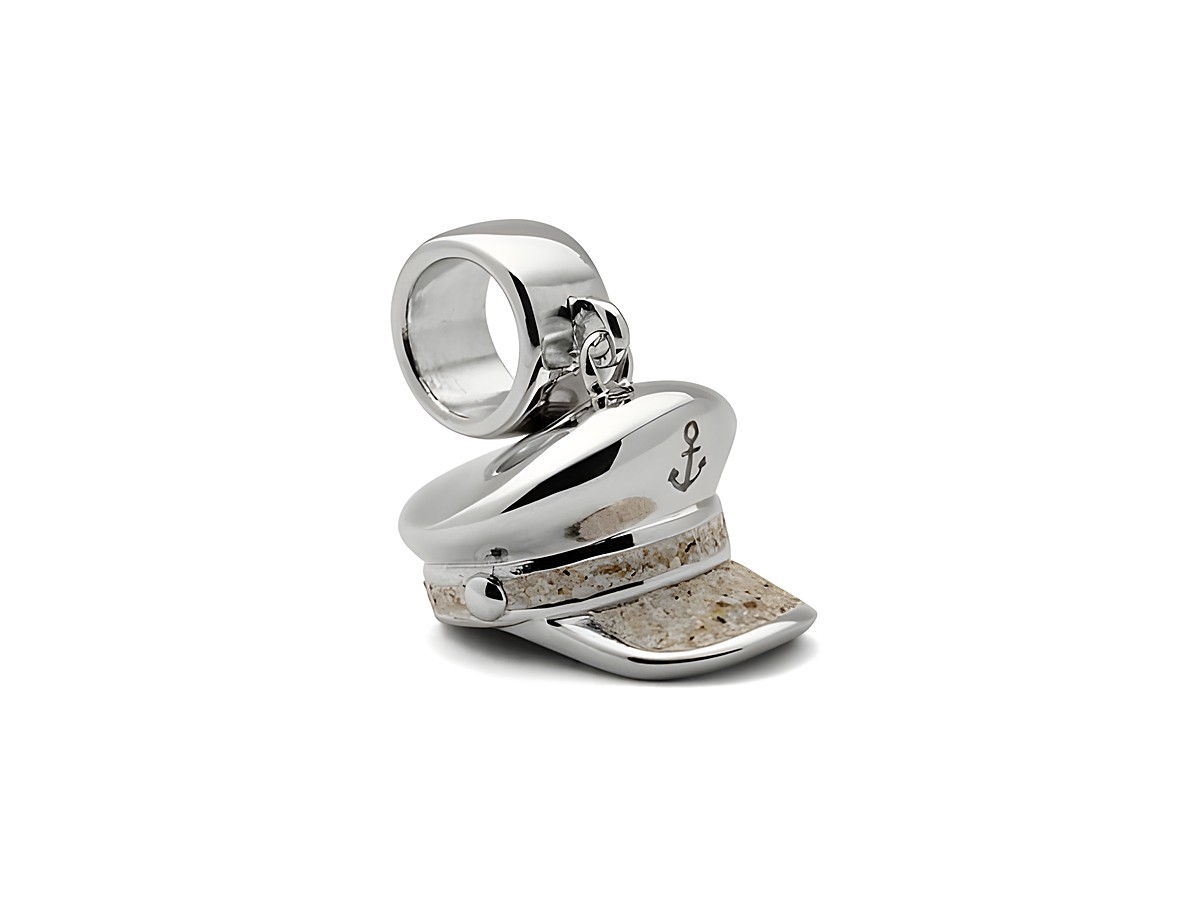 Charm in Form einer Kapitänsmütze aus Sterling Silber mit Strandsand-Details und Anker-Symbol, ideal für maritime Schmuckliebhaber.