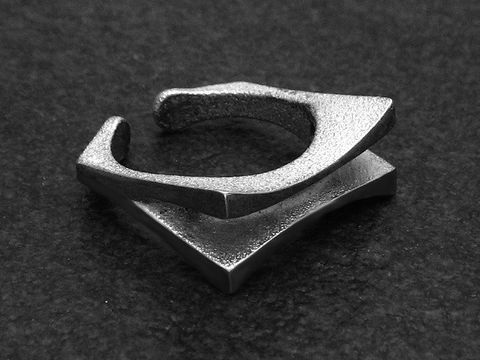 Silberring mit abstraktem Design in Größe nicht verstellbar, Hersteller Juwelier Harnisch, ohne Stein, geometrische Formen in mattem Finish auf schwarzem Untergrund.