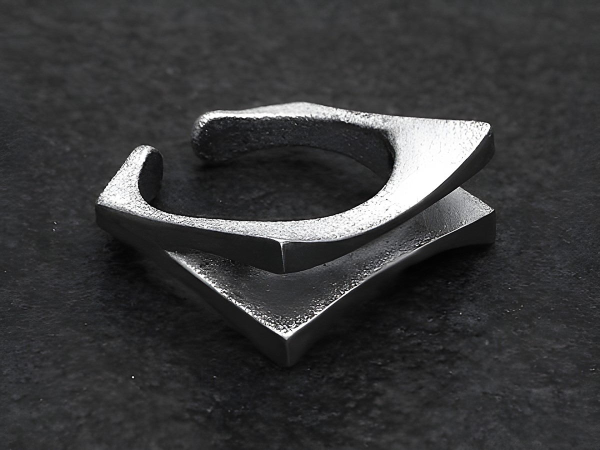 Silberring mit abstraktem Design in Größe nicht verstellbar, Hersteller Juwelier Harnisch, ohne Stein, geometrische Formen in mattem Finish auf schwarzem Untergrund.