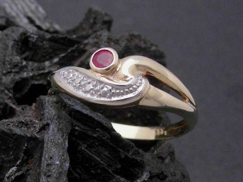 Gold Ring beeindruckend Gold 333 bicolor mit Rubin und Brillanten, edler Goldring von Juwelier Harnisch, Größe 57 bis 58/18,5.