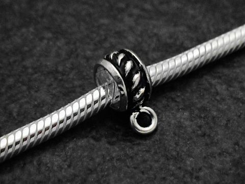 Design BLANKO charms Einhänger aus Sterling Silber mit einem Durchmesser von 4,8 mm, gefertigt vom Juwelier Harnisch, im Detail auf einem silbernen Armband präsentiert.