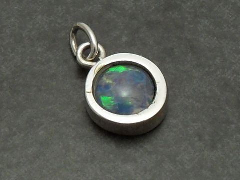 Silber Anhänger rund und dezent mit Opal Triplette, Hersteller Juwelier Harnisch, weitere Steine, ideal für den eleganten Look und als modisches Accessoire.