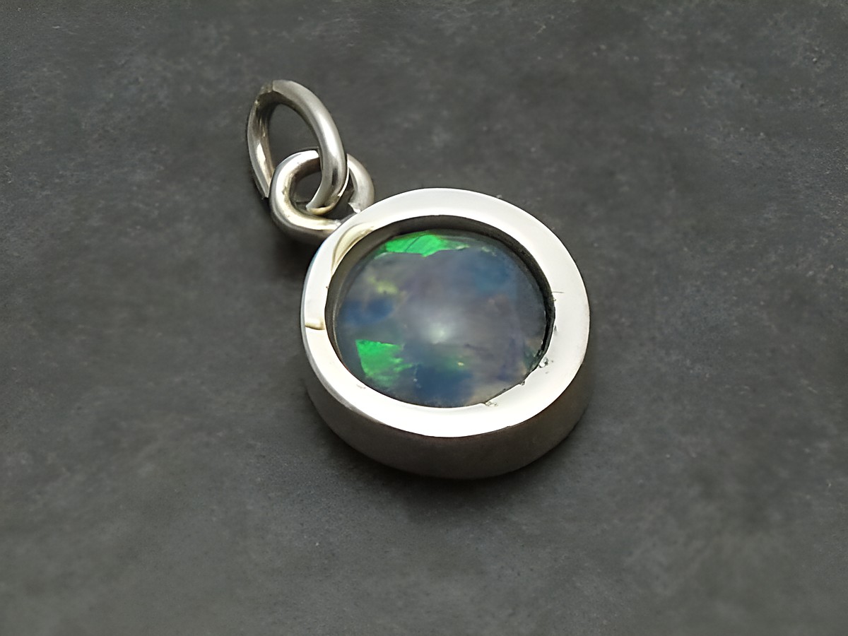 Silber Anhänger rund und dezent mit Opal Triplette, Hersteller Juwelier Harnisch, weitere Steine, ideal für den eleganten Look und als modisches Accessoire.