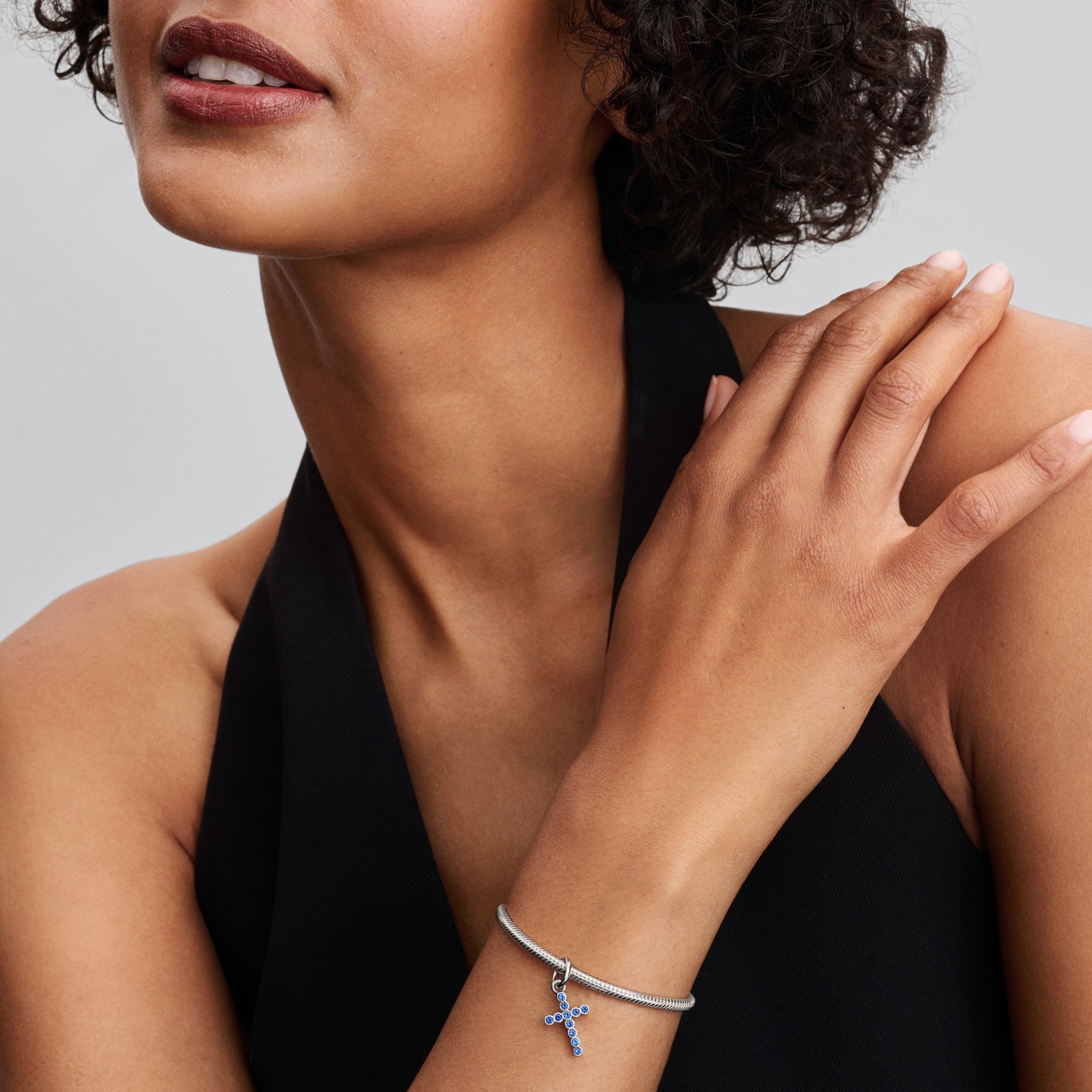 Pandora Kreuz Charm-Anhänger - Sterling Silber - Kristall Blau – Ansicht 3