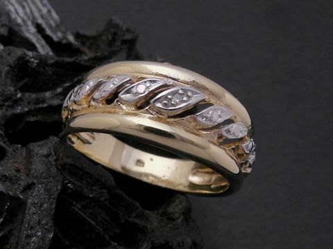 Gold Ring - königlich - Gold 333 bicolor - Diamant - Goldring - Gr. 53, Hersteller: Juwelier Harnisch, bis Gr. 54/17,5, verziert mit funkelnden Diamanten und elegantem Design.