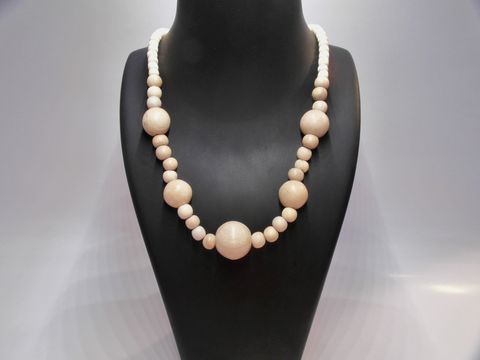 Holzkette mit Kugeln in einem Durchmesser von 21 mm, naturbraun, Länge 60 cm, aus Holz, Hersteller Juwelier Harnisch, eignet sich als modisches Accessoire.
