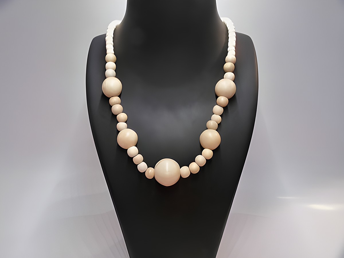 Holzkette mit Kugeln in einem Durchmesser von 21 mm, naturbraun, Länge 60 cm, aus Holz, Hersteller Juwelier Harnisch, eignet sich als modisches Accessoire.