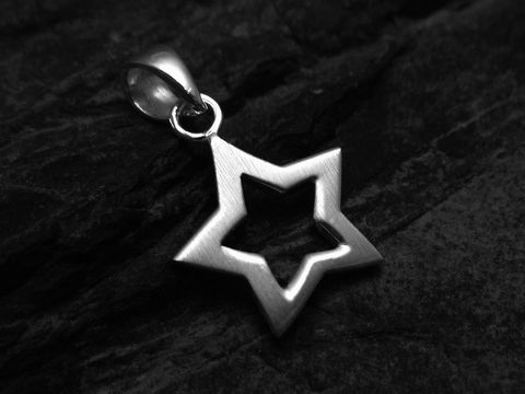 Stern Anhänger 17,5 mm aus mattiertem Sterling Silber, modern und elegant gestaltet, perfekt für eine stilvolle Schmuckkollektion, Hersteller Juwelier Harnisch, unter dem Thema Sonne Mond Sterne.