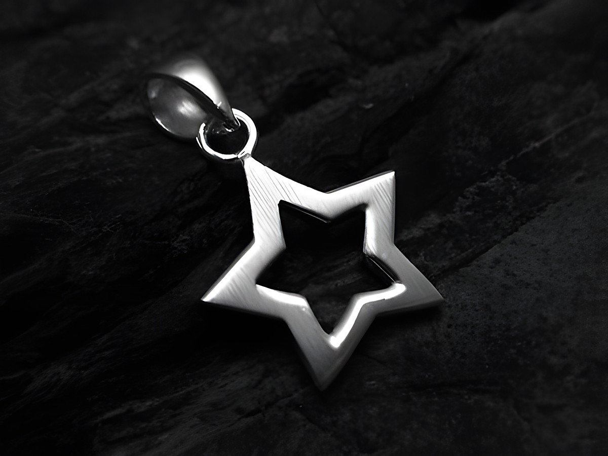 Stern Anhänger 17,5 mm aus mattiertem Sterling Silber, modern und elegant gestaltet, perfekt für eine stilvolle Schmuckkollektion, Hersteller Juwelier Harnisch, unter dem Thema Sonne Mond Sterne.