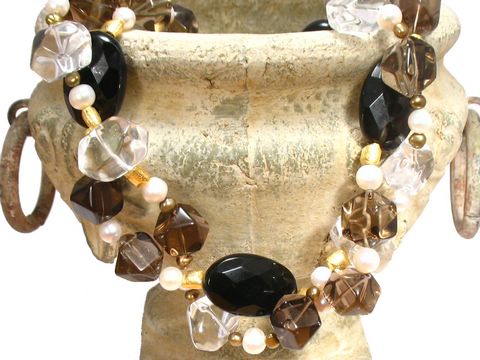 Steinkette aus Bergkristall, Rauchquarz und Zuchtperlen, gefertigt von Juwelier Harnisch, bietet eleganten Schmuck mit harmonischem Design und edlen Materialien.
