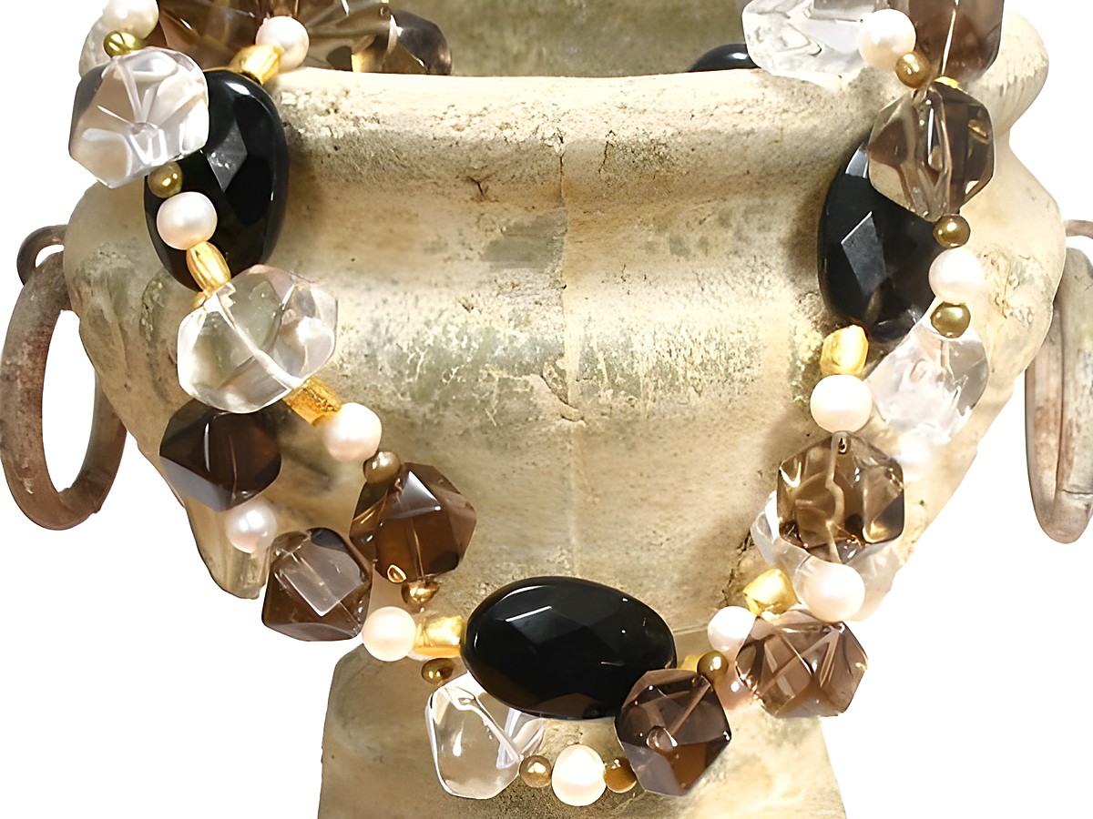 Steinkette aus Bergkristall, Rauchquarz und Zuchtperlen, gefertigt von Juwelier Harnisch, bietet eleganten Schmuck mit harmonischem Design und edlen Materialien.