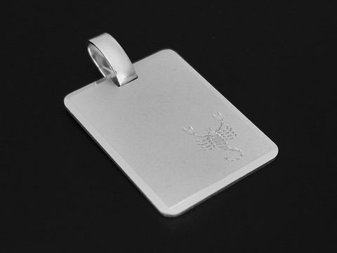 Silber Anhänger mit Gravurplatte im mattierten Design, verziert mit dem Sternzeichen Skorpion, Hersteller Juwelier Harnisch, ideal für astrologische Symbole und persönliche Geschenke.