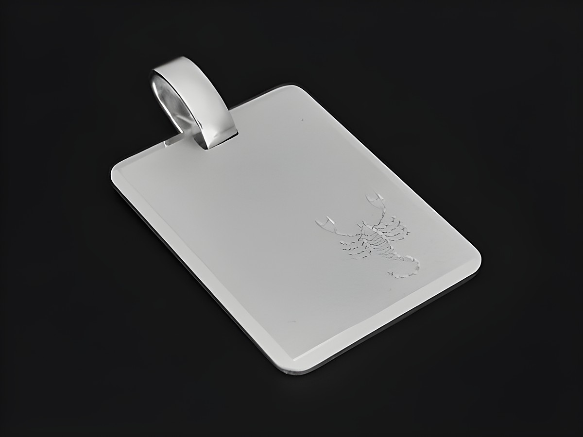 Silber Anhänger mit Gravurplatte im mattierten Design, verziert mit dem Sternzeichen Skorpion, Hersteller Juwelier Harnisch, ideal für astrologische Symbole und persönliche Geschenke.
