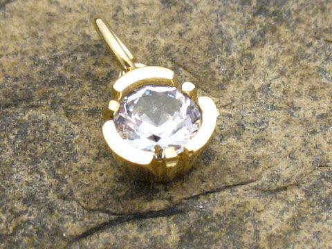 Runder Gold Anhänger mit Bergkristall, Gold 333, hergestellt von Juwelier Harnisch, funkelt elegant und ist ein ideales Schmuckstück für jeden Anlass.
