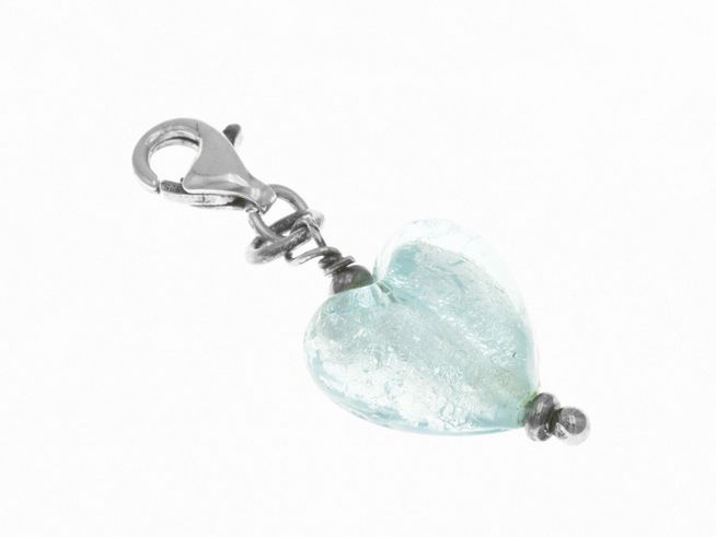 303185-0 Charmanhänger aus Sterling Silber mit einem polierten Glas-Herz in zartem Blau, Hersteller Juwelier Harnisch, ideal für persönliche Schmuckstücke.