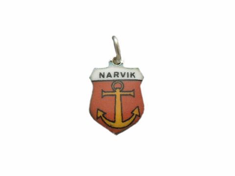 Silber Anhänger mit dem Stadtwappen von Narvik, Norwegen, zeigt einen roten Schild mit gelber Anker-Darstellung und dem Schriftzug Narvik, hergestellt von Juwelier Harnisch.