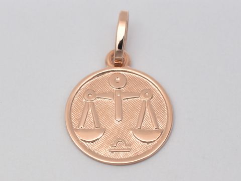 Waage aus rosé vergoldetem Sterling Silber, poliert, mit einem Durchmesser von 14 mm. Das Motiv zeigt eine klassische Waage, perfekt für Sternzeichenliebhaber. Hersteller Juwelier Harnisch.