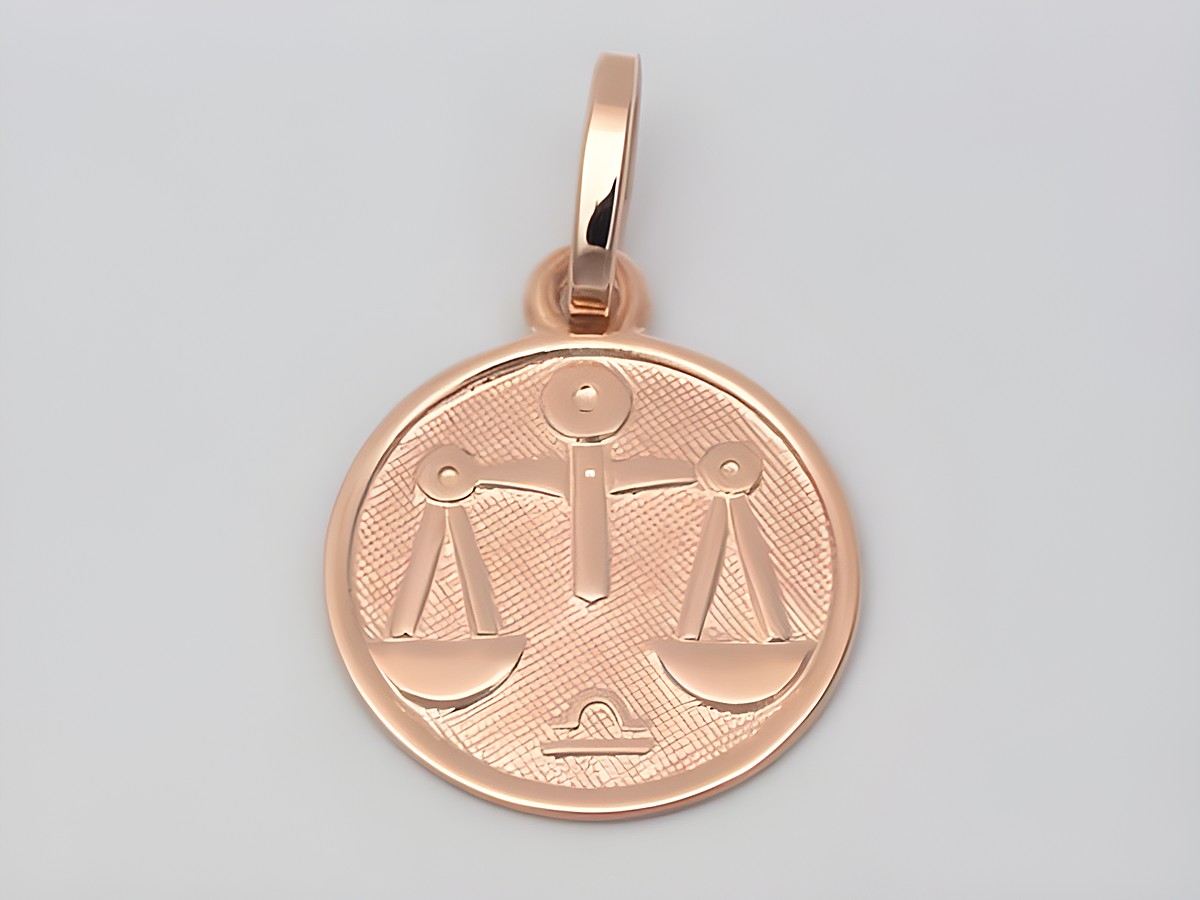 Waage aus rosé vergoldetem Sterling Silber, poliert, mit einem Durchmesser von 14 mm. Das Motiv zeigt eine klassische Waage, perfekt für Sternzeichenliebhaber. Hersteller Juwelier Harnisch.