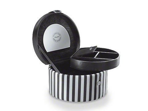 Schmuckkoffer DK80 von Thomas Sabo in schwarz-weißer Streifenoptik, mit rundem Design und zwei Innenfächern zur Aufbewahrung von Schmuckstücken, elegant und funktional.