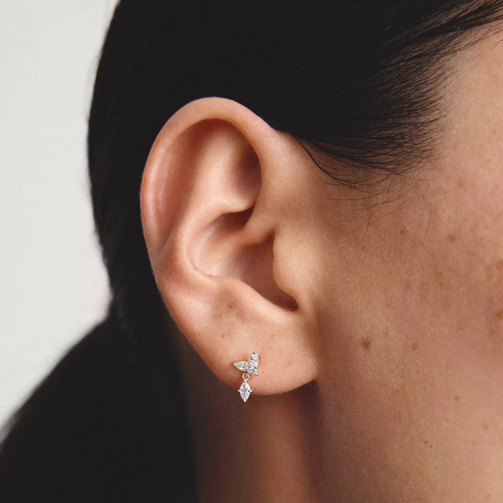 Thomas Sabo Ohrstecker mit weißem Zirkonia – Silber – 5 mm breit – Ansicht 3
