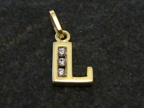Goldener Anhänger in Form des Buchstabens L mit drei funkelnden Zirkonia-Steinen, hergestellt von Juwelier Harnisch.