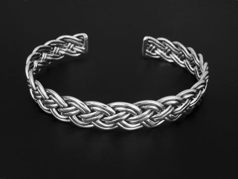 Silber Armreifen 18 cm geflochten von Juwelier Harnisch, elegantes Design mit detailreicher Flechtung, ideal für jeden Anlass und hochwertig verarbeitet.