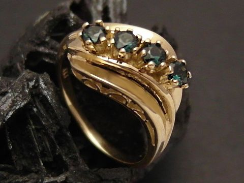 Goldring kunstvoll aus Gold 333 mit einem einzigartigen Design, besetzt mit Turmalin-Steinen in Größe 55, Hersteller Juwelier Harnisch, passt bis Größe 56/18.