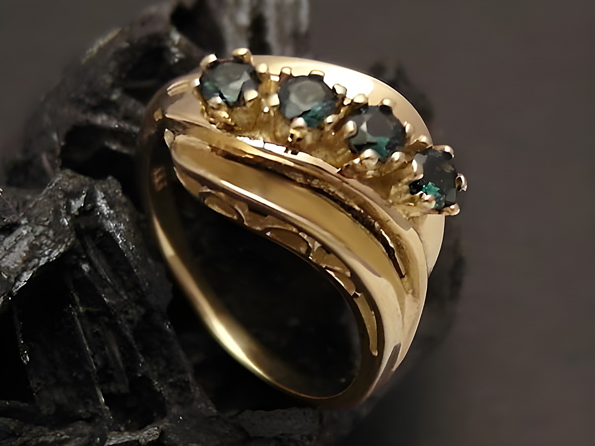 Goldring kunstvoll aus Gold 333 mit einem einzigartigen Design, besetzt mit Turmalin-Steinen in Größe 55, Hersteller Juwelier Harnisch, passt bis Größe 56/18.