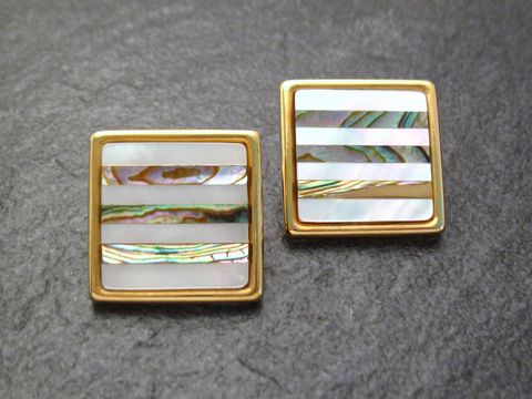 Extravagante vergoldete Manschettenknöpfe mit Perlmutt-Einlage, hergestellt von Juwelier Harnisch, goldfarben mit eleganten Streifenmustern. Ideal für besondere Anlässe.