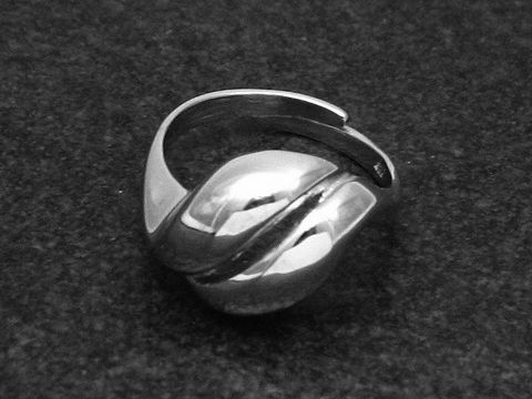 Eleganter Silberring in rhodiniertem Finish, weit verstellbar, ohne Stein, geschwungene Form, Hersteller Juwelier Harnisch, ideal als modisches Accessoire.