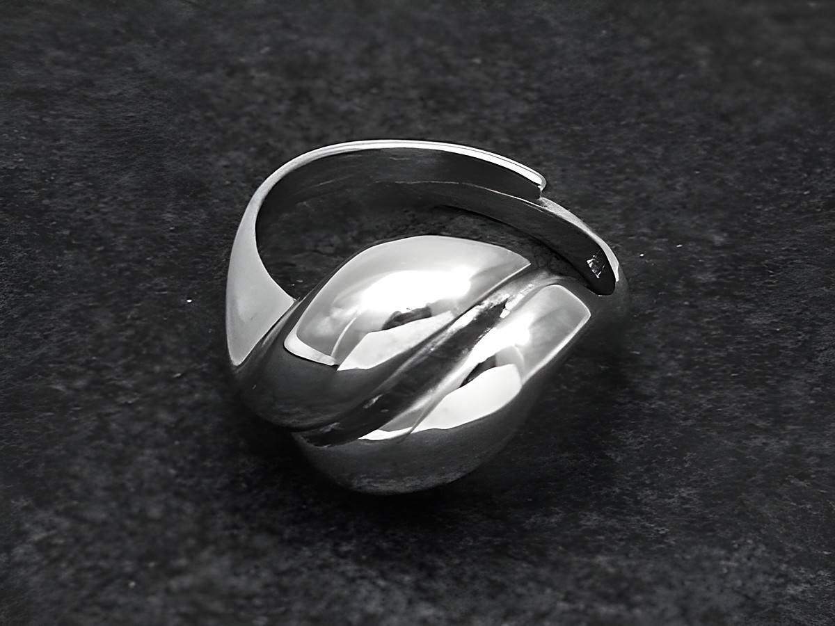 Eleganter Silberring in rhodiniertem Finish, weit verstellbar, ohne Stein, geschwungene Form, Hersteller Juwelier Harnisch, ideal als modisches Accessoire.