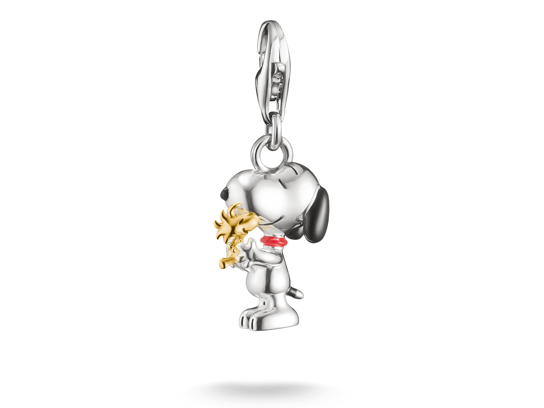 Charm mit Snoopy und Woodstock, filigran aus Silber gefertigt, Snoopy trägt ein rotes Halsband und hält Woodstock in seinen Pfoten, perfekte Ergänzung für jeden Schmuckliebhaber.