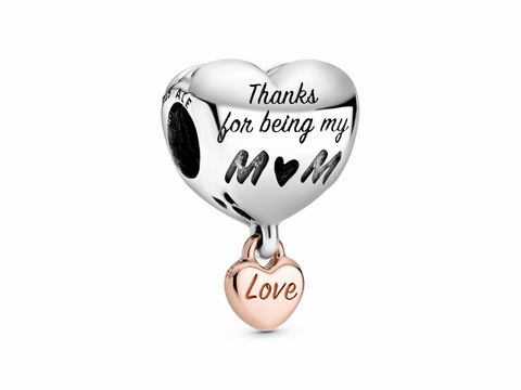 Pandora ROSE und Silber Charm in Herzform mit der Inschrift Danke für dein Sein, darunter ein kleiner ROSE Herzanhänger mit der Aufschrift Liebe, ideal für persönliche Geschenke.