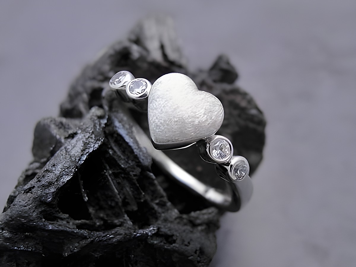 Silberring mit Zirkonia in Herzform, Farbe weiss, Größe 50, Hersteller Juwelier Harnisch, ideal bis Größe 50 / 15,9, elegantes Design.