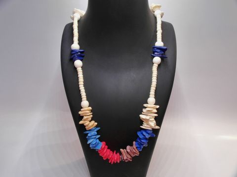 Holzkette im Scheibendesign mit bunten Holzscheiben in Rot, Blau und Beige, Länge 80 cm, hergestellt von Juwelier Harnisch, verziert mit weißen Perlen, Ideal für jeden Anlass.