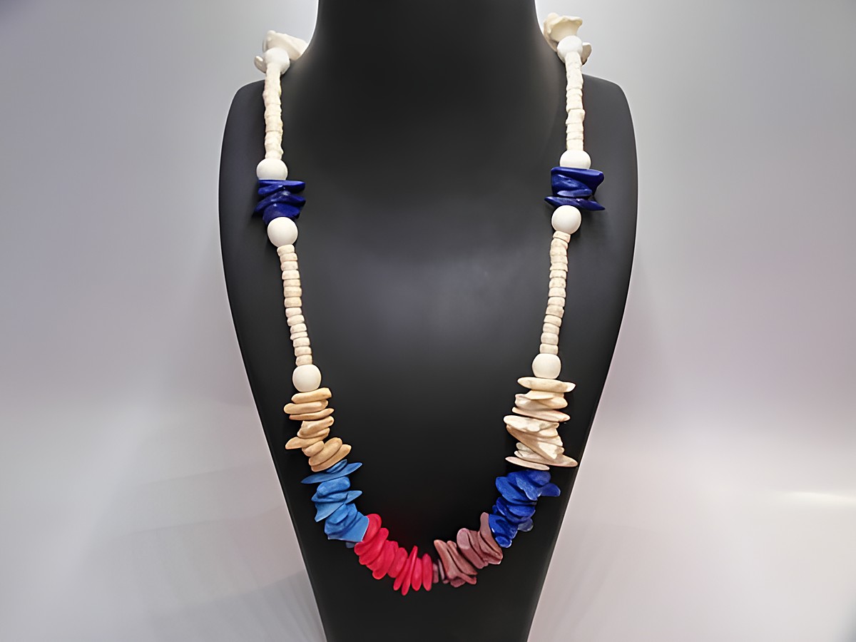 Holzkette im Scheibendesign mit bunten Holzscheiben in Rot, Blau und Beige, Länge 80 cm, hergestellt von Juwelier Harnisch, verziert mit weißen Perlen, Ideal für jeden Anlass.