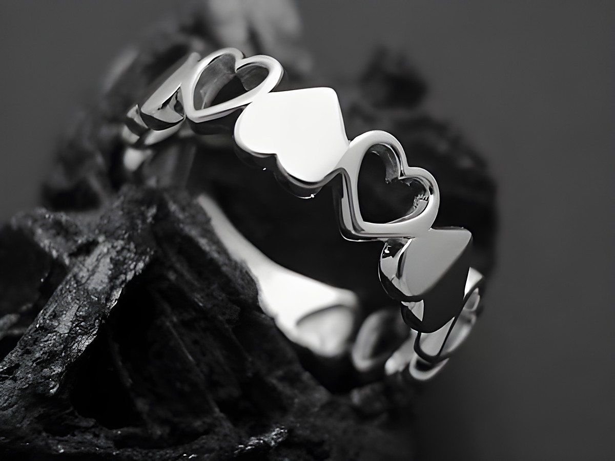 Silberring mit Herzen, aus rhodiniertem Sterling Silber, Größe 54, Hersteller Juwelier Harnisch. Elegantes Design mit mehreren Herzen. Ideal als Geschenk oder Schmuckstück für besondere Anlässe.