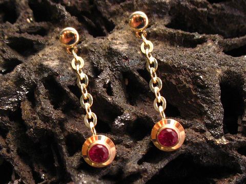 Gold Ohrhänger aus echtem Rubin, Hersteller Juwelier Harnisch, mit elegantem Design und Steinanhänger, ideal für stilvolle Frauenmode.