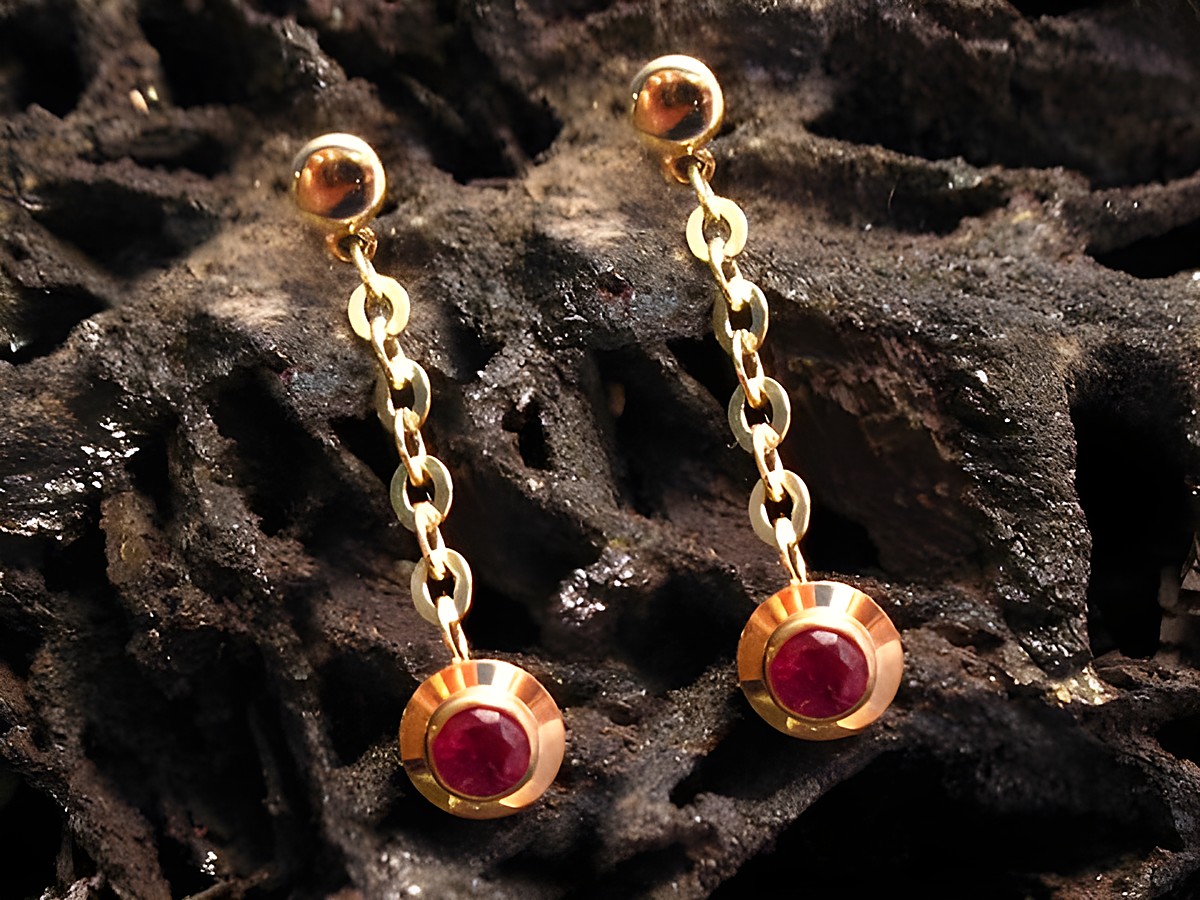 Gold Ohrhänger aus echtem Rubin, Hersteller Juwelier Harnisch, mit elegantem Design und Steinanhänger, ideal für stilvolle Frauenmode.