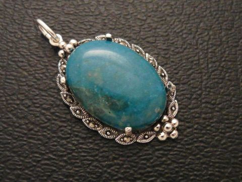 Cabochon - Türkis - wenig Struktur - Silber Medaillon Anhänger, Hersteller: Juwelier Harnisch, Cabochonstein in ovaler Form mit filigraner Silberfassung.