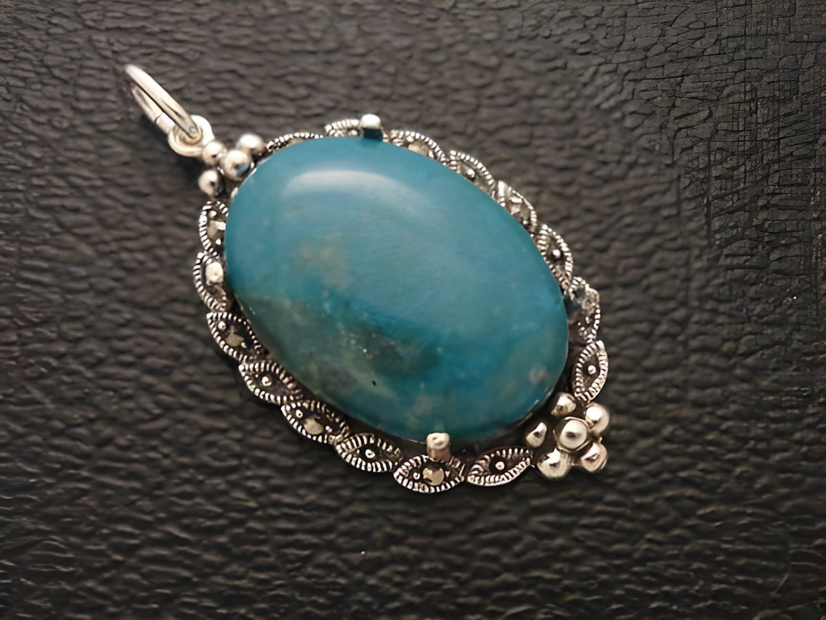 Cabochon - Türkis - wenig Struktur - Silber Medaillon Anhänger, Hersteller: Juwelier Harnisch, Cabochonstein in ovaler Form mit filigraner Silberfassung.