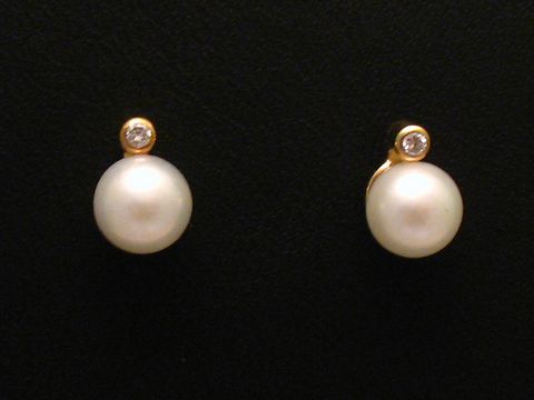 Ohrringe aus Akoya Zuchtperlen mit brilliantem Akzent in Gold 585, Hersteller Juwelier Harnisch, elegante Perlenohrringe für besondere Anlässe.