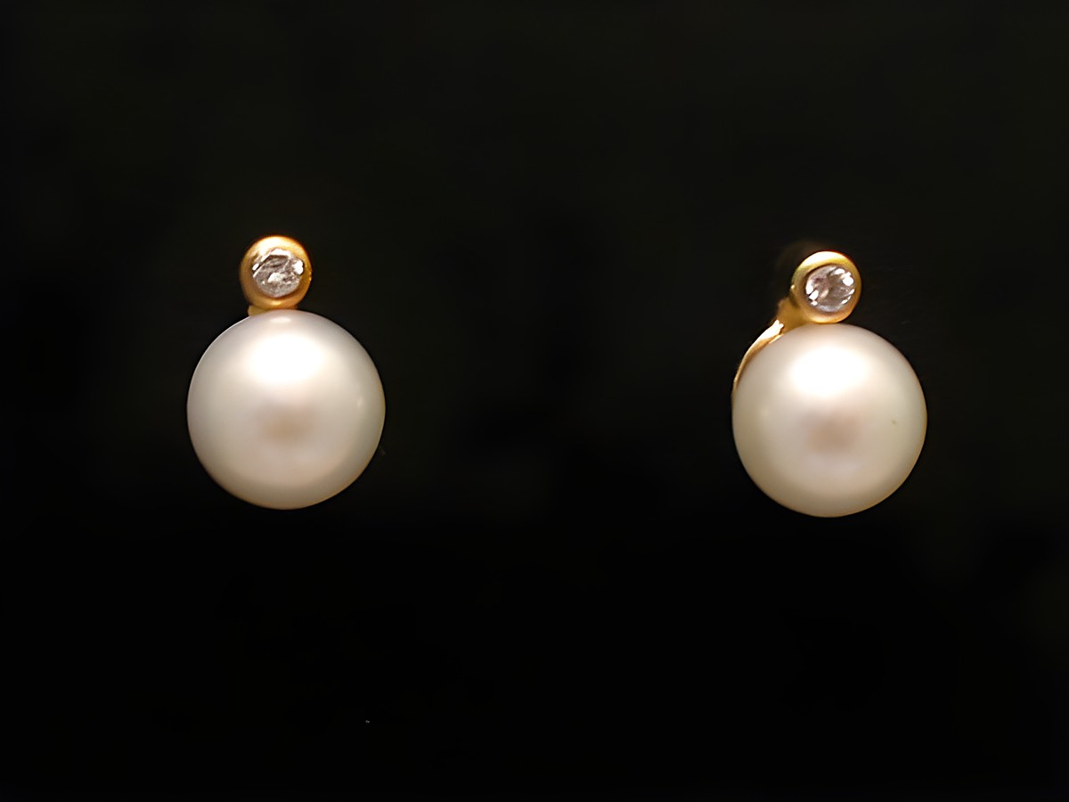 Ohrringe aus Akoya Zuchtperlen mit brilliantem Akzent in Gold 585, Hersteller Juwelier Harnisch, elegante Perlenohrringe für besondere Anlässe.