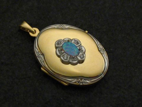Ein elegantes Medaillon aus 585er Gelbgold mit bicolor Opal in hellblau und Brillanten, hergestellt von Juwelier Harnisch, verziert mit filigranen Motiven.