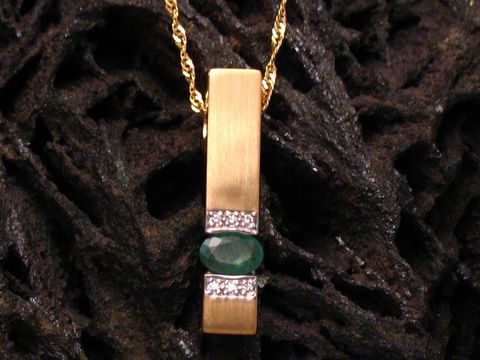 Gold 585 Anhänger inklusive Kette mit sechs Diamanten und einem Smaragd, Hersteller ist Juwelier Harnisch, eleganter und stilvoller Schmuckartikel.