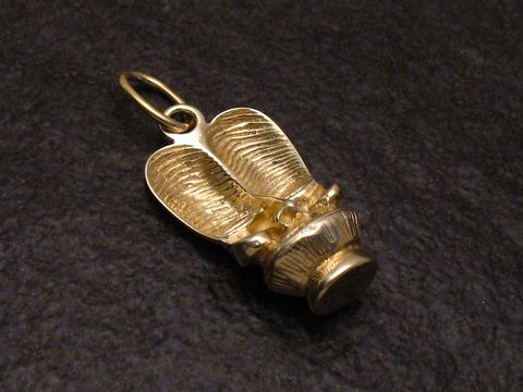 39017-0 Ägyptische Skulptur Anhänger aus Silber vergoldet, gefertigt von Juwelier Harnisch. Der Anhänger zeigt kunstvoll gestaltete Details und hat eine elegante Form, ideal für Schmuckliebhaber.