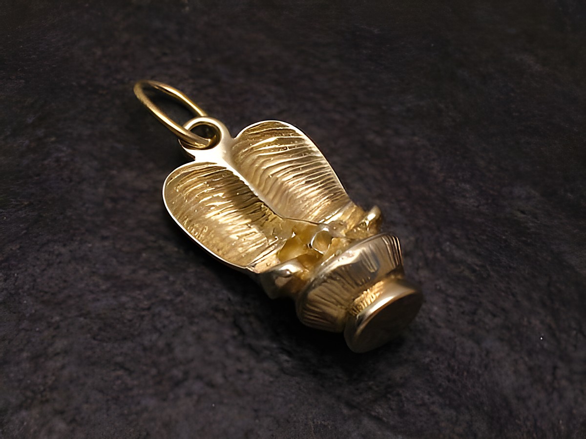 Ägyptische Skulptur Anhänger aus Silber vergoldet, gefertigt von Juwelier Harnisch. Der Anhänger zeigt kunstvoll gestaltete Details und hat eine elegante Form, ideal für Schmuckliebhaber.