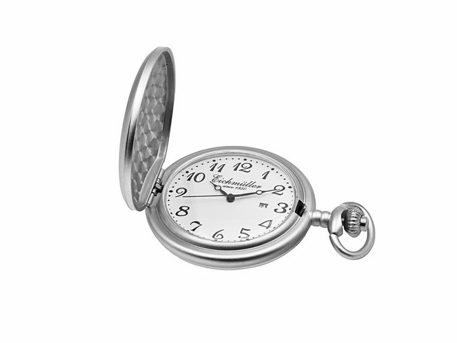Eichmüller Taschenuhr Datum aus Edelstahl mit mattem Finish und Mineralglas, Durchmesser 6,5 cm, geöffnet und im Fokus, zeigt Ziffern auf einem weißen Zifferblatt. Hersteller Juwelier Harnisch.