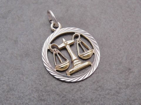 31786-0 Silberner Anhänger mit Waage als Symbol für das Sternzeichen Waage, mit goldener Auflage, hergestellt vom Juwelier Harnisch. Elegantes Design für Schmuckliebhaber.